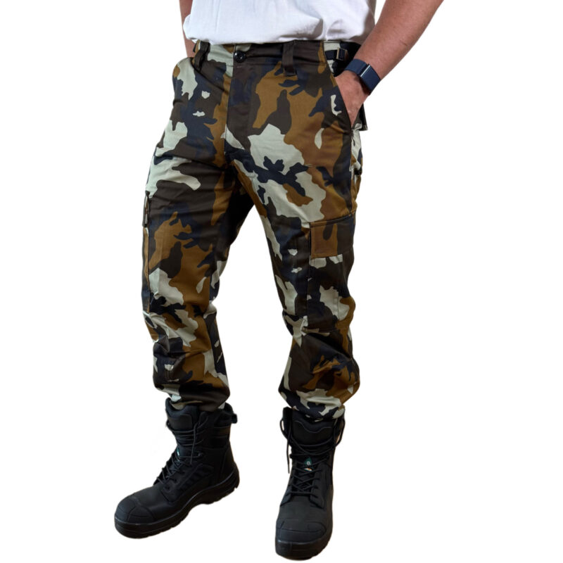 Pantalon camouflage cargo couleur variée